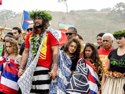 El actor hawaiano Jason Momoa visitó el miércoles a los manifestantes para mostrarles su apoyo. En vídeo, declaraciones del actor Dwayne Johnson.