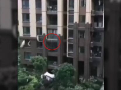 Vídeo del momento de la caída del niño desde un sexto piso.