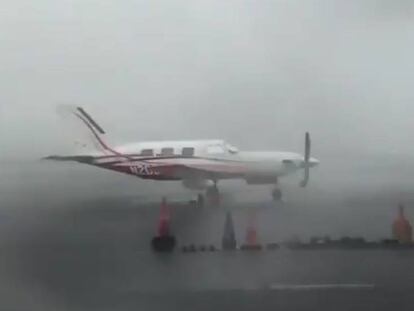 Un rayo cae sobre una pista de aterrizaje en Florida.