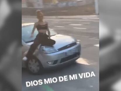 Multado con 500 euros un conductor por pasear a una chica en el capó en Poblenou