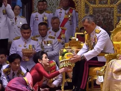 En vídeo, el rey Maha Vajiralongkorn de Tailandia, sentado junto a su esposa, durante la ceremonia para investir a su concubina.