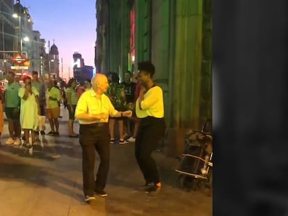 El anciano bailando en plena Gran Vía junto a una artista callejera.