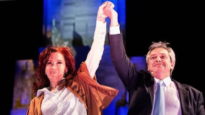 Cristina Kirchner, candidata a vicepresidenta por el Frente de Todos, junto a su candidato a presidente, Alberto Fernández. / En vídeo, Explainer con las claves de las elecciones en Argentina.