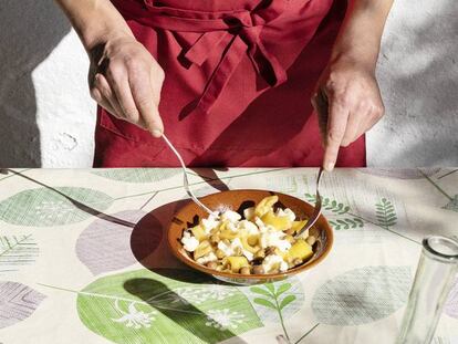 Oriol Blanes prepara una ensalada.