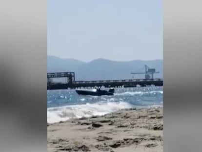 La embarcación alejándose de la playa de San Roque, en Cádiz.