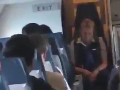 En vídeo, imágenes de la azafata durante el vuelo.