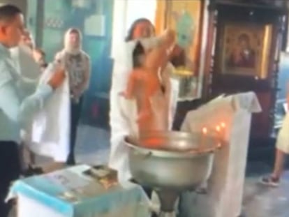 La iglesia ortodoxa suspende a un cura por zarandear bruscamente a un bebé en un bautizo