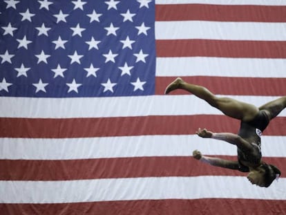 Simone Biles, durante su histórico ejercicio en suelo durante la final de los campeonatos de EE UU celebrada este domingo en Kansas.