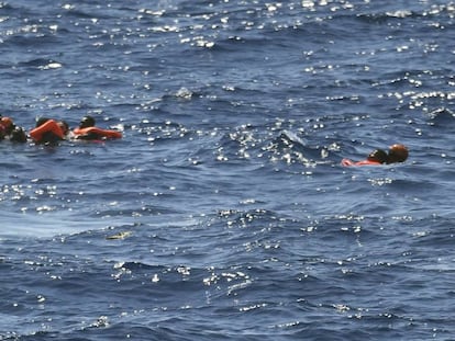 Varios migrantes saltan del 'Open Arms' para llegar a las costas de Lampedusa.