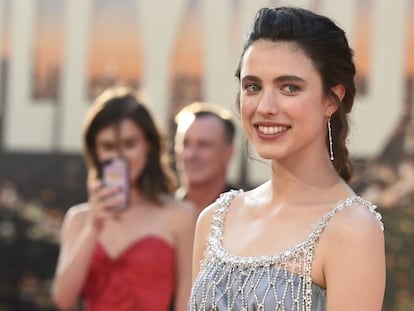 Margaret Qualley en el estreno de 'Érase una vez en... Hollywood', en Los Ángeles, el pasado julio. En vídeo, una de las escenas de la actriz en la película.