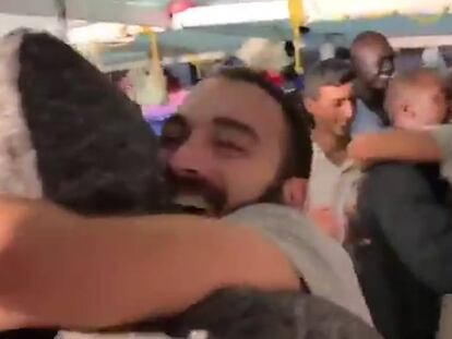 La tripulación y los migrantes rescatados celebrán la noticia de que van a atracar en Lampedusa. En vídeo, la secuencia completa.