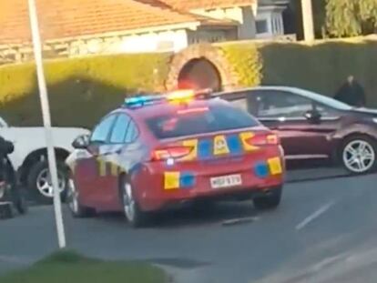 Un anciano huye del coche patrulla en una scooter eléctrica de movilidad personal.