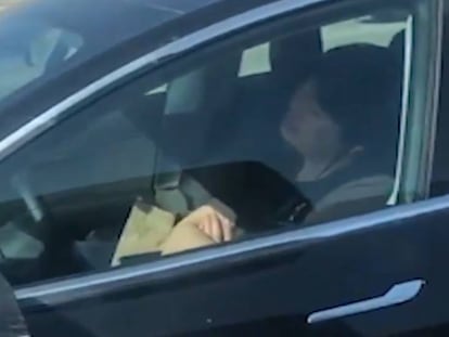 El conductor del coche, dormido y con los brazos cruzados. En vídeo, el momento grabado por un usuario de Twitter.