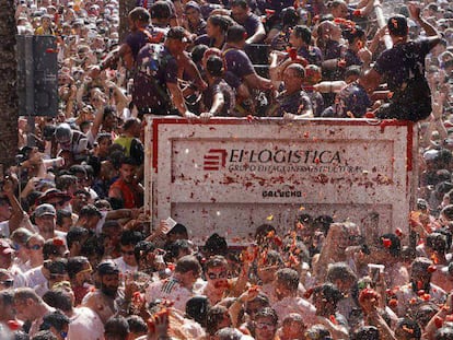 En foto, una multitud participa en la fiesta de la Tomatina en la edición de 2018. En vídeo, resumen de la Tomatina de Buñol 2019.