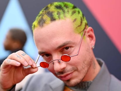 J Balvin, en los premios MTV Video Music Awards. En vídeo, todos los detalles del videoclip 'Con Altura', su colaboración con Rosalía.