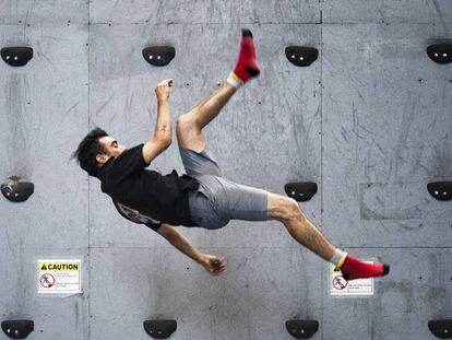 Un dels artistes s'exercita a la paret d'escalada a la seu del Cirque du Soleil a Mont-real.