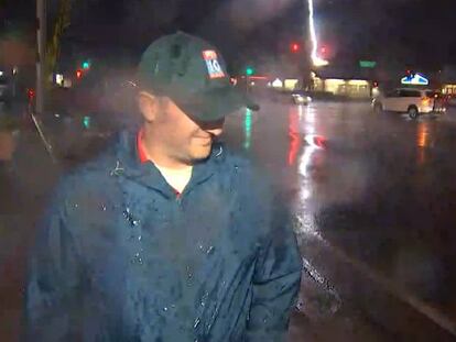 Un rayo impacta cerca de un reportero durante una tormenta en Phoenix