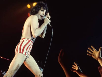 Freddie Mercury, en un concierto de Queen en Las Vegas, en 1977. En vídeo, actuación en Londres en julio de 1986.