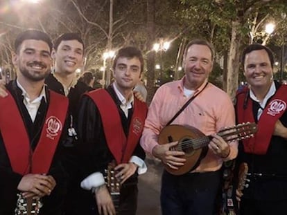 Kevin Spacey con la Tuna de Derecho de Sevilla en una imagen publicada en la cuenta de Instagtam del grupo. En vídeo, el actor interpreta 'La Bamba'.