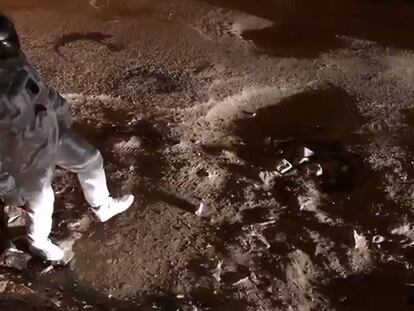 Fotograma del vídeo publicado en Facebook. En vídeo, el artista Baadal Nanjundaswamy finge ser un astronauta para protestar por los baches en Bangalore.