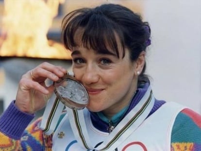 Blanca Fernández Ochoa con la medalla de bronce que consiguió en los Juegos Olímpicos de Albertville en 1992. En vídeo, declaraciones de Lola, la hermana de la esquiadora.