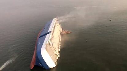 El buque de carga Golden Ray. En vídeo, imágenes aéreas del accidente.