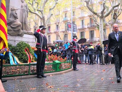 El presidente catalán, Quim Torra, durante la ofrenda en el monumento a Rafael Casanova. En vídeo, el himno de España suena en el momento de la ofrenda.