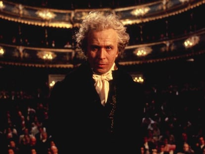 Gary Oldman interpreta a Beethoven en la película de 1994 'Amor inmortal'. En vídeo, el tráiler de la película.