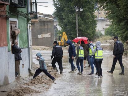 Los vecinos son afectados del barrio la Canterería son desalojados de sus viviendas inundadas, por la policía. En vídeo, las imágenes de las lluvias torrenciales en Valencia y Albacete.