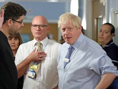 Omar Salem durante su reclamo a Boris Johnson. En vídeo, el momento del encuentro.