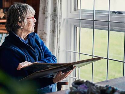 En foto, una mujer mira por una ventana. En vídeo, cada año se diagnostican en España 40000 nuevos casos de alzhéimer.