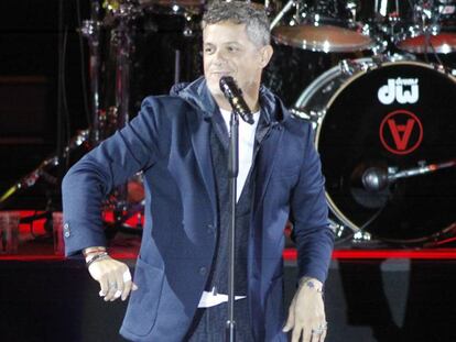 La mujer que acompaña a Alejandro Sanz en su último concierto no es Rachel Valdés, es su asistente