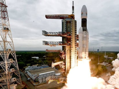 Despegue del 'Chandrayaan-2' desde Sriharikota (India) el pasado julio. En vídeo, el fracaso de las más recientes misiones lunares india e israelí.