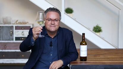 Jesús Bernad, 'buscavinos' de EL PAÍS, hace una presentación del vino Carrasviñas Verdejo 2018, de la bodega Félix Lorenzo Cachazo.