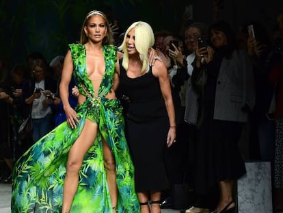 Donatella Versace, con Jennifer Lopez. En vídeo, su desfile.