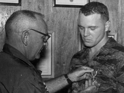 Bo Gritz recibe una de sus medallas al valor en combate. Entre las cosas que hizo cuando se retiró fue organizar unas milicias con este lema: “Individuos especialmente preparados para situaciones clave”. En vídeo, tráiler de 'Rambo: Last blood'.