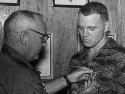 Bo Gritz recibe una de sus medallas al valor en combate. Entre las cosas que hizo cuando se retiró fue organizar unas milicias con este lema: “Individuos especialmente preparados para situaciones clave”. En vídeo, tráiler de 'Rambo: Last blood'.