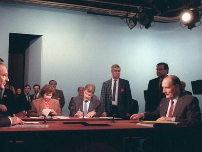 Chirac y Mitterrand durante el debate celebrado el 28 de abril de 1988. En vídeo, la pulla del presidente al primer ministro.