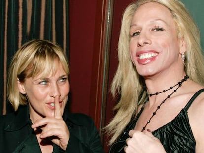 Patricia Arquette (izquierda) haciendo un gesto de complicidad a su hermana Alexis en una fiesta en Hollywood en 2006. En vídeo, el discurso de la actriz.