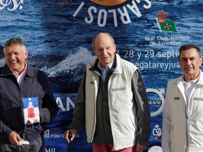 El rey emérito Juan Carlos I, en el centro, con el alcalde de Sanxenxo, Telmo Marín, a la izquierda, y el presidente del club naútico Pedro Campos.
