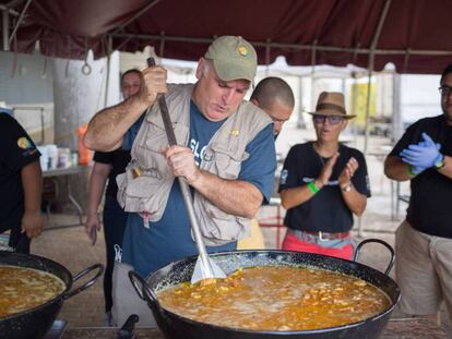El chef José Andrés cocinando después del paso del huracán María en Puerto Rico en 2017. En vídeo, las imágenes que compartió hace un mes repartiendo comida a los afectados por el huracán Dorian, en Bahamas.