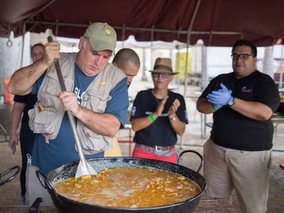 El chef José Andrés cocinando después del paso del huracán María en Puerto Rico en 2017. En vídeo, las imágenes que compartió hace un mes repartiendo comida a los afectados por el huracán Dorian, en Bahamas.