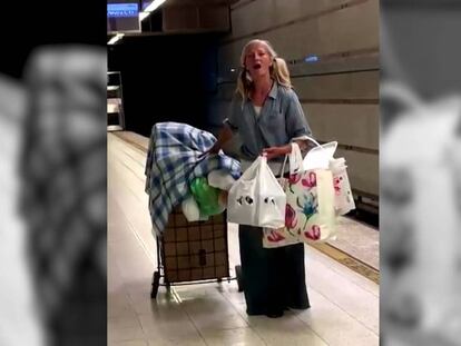 Emily Zamourka cantando en una estación de metro de Los Ángeles.