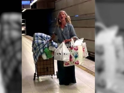 Emily Zamourka cantando en una estación de metro de Los Ángeles.