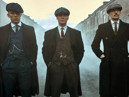 Los tres hermanos Shelby, personajes de 'Peaky Blinders': John, Tommy y Arthur. El protagonista es Tommy Shelby, interpretado por Cillian Murphy. En vídeo, tráiler de la última temporada de la serie.