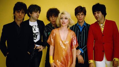 Frank Infante, Chris Stein, Nigel Harrison, Debbie Harry, Jimmy Destri y Clem Burke, o sea, la formación de Blondie en 1979, cuando lanzaron uno de sus mayores éxitos, 'Heart of glass', que para su fortuna (o desgracia) forma parte de la lista que está a punto de leer. Si se quiere escuchar las canciones mientras lo hace, dar al 'play'.