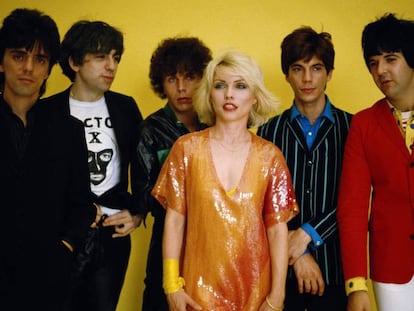 Frank Infante, Chris Stein, Nigel Harrison, Debbie Harry, Jimmy Destri y Clem Burke, o sea, la formación de Blondie en 1979, cuando lanzaron uno de sus mayores éxitos, 'Heart of glass', que para su fortuna (o desgracia) forma parte de la lista que está a punto de leer. Si se quiere escuchar las canciones mientras lo hace, dar al 'play'.