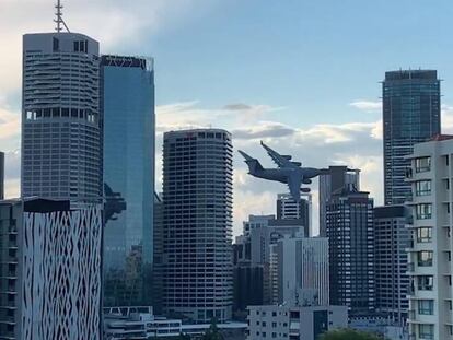Un avión militar de grandes dimensiones sobrevuela Brisbane a 90 metros de sus edificios