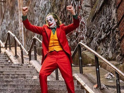 La escena de 'Joker' en la que el protagonista (Joaquin Phoenix) baila a ritmo de 'Rock and roll part II' por unas escaleras. En vídeo, Gary Glitter interpreta 'Rock and roll part 2', su canción que más ha sobrevivido en el imaginario colectivo.