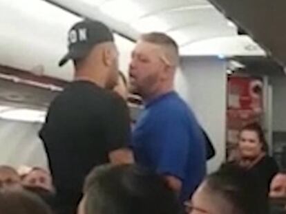 Dos hombres durante un enfretamiento en un vuelo entre Manchester y Tenerife. En vídeo, imágenes de la pelea y la detención.